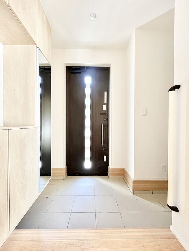 【玄関】ミラー付きシューズボックスはお出かけ前の身だしなみチェックに便利