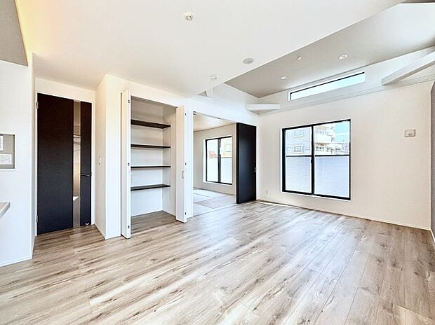 【リビングダイニング】大きな窓からたっぷりの陽光と風を感じられるリビング