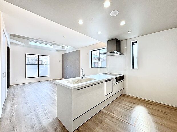 【ダイニングキッチン】リビングで遊ぶお子様を見守りながらお料理ができる対面キッチン。  