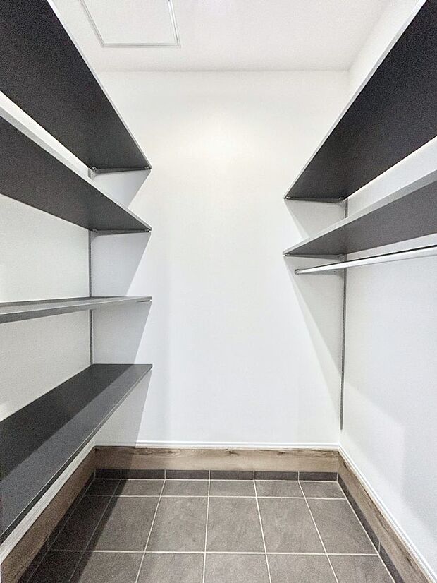 【玄関】土間収納付きの玄関。家族全員の靴や雨具などすっきり収納できます。