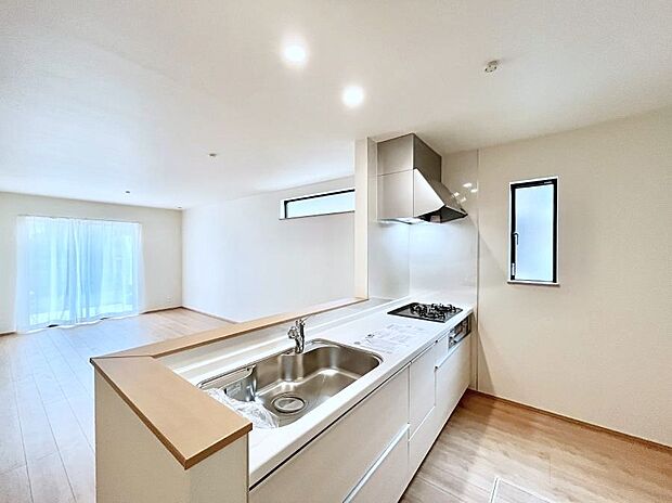 【ダイニングキッチン】リビングで遊ぶお子様を見守りながらお料理ができる対面キッチン。  