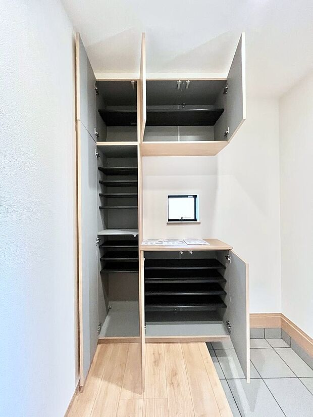 【玄関】天井まである玄関収納で、家族全員の靴もすっきり収納！