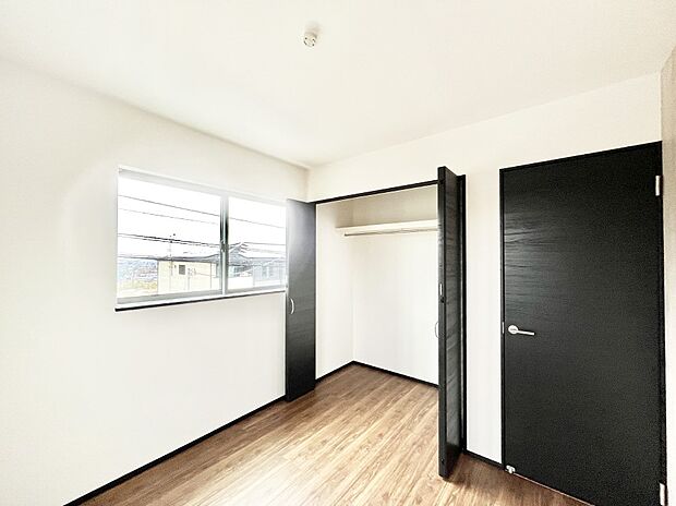 【寝室】明るいバルコニーサイドに洋室を設置。目覚めの良い寝室に。 