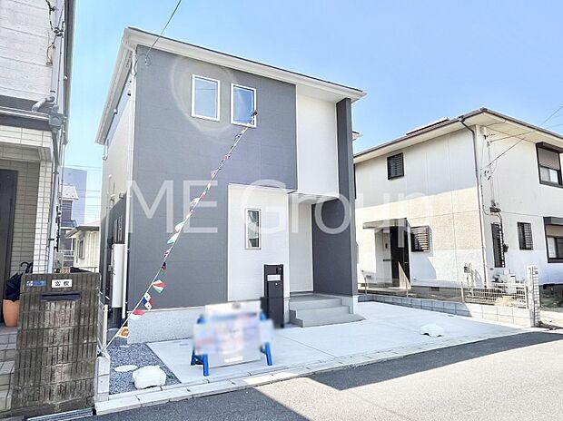 【現地外観写真】シンプルで落ち着きのある建物は住むかたの個性でオリジナルなものになっていきます。