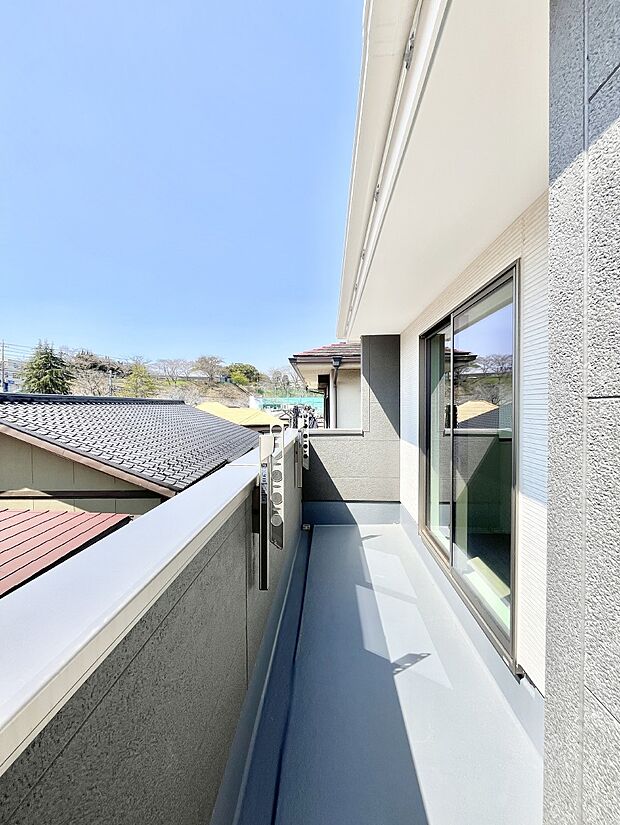 【バルコニー】ゆったりバルコニーだから沢山お洗濯ものを干せます。