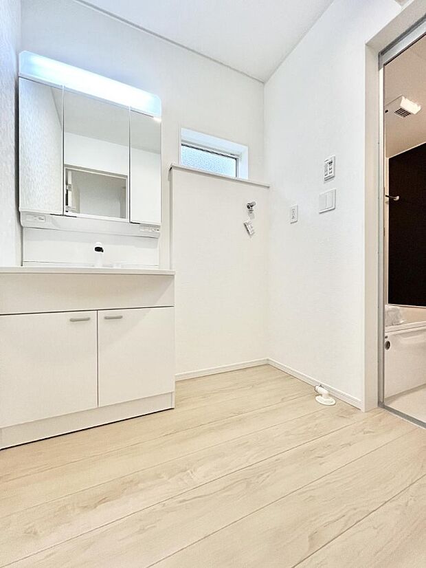 【脱衣場】小窓がついているので湿気の多い場所でも換気が十分行えます。毎日の身支度を気持ち良く！