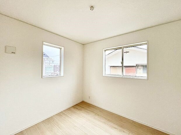 【寝室】２面採光なので、明るく風通しも良く心地良い生活が送れます。