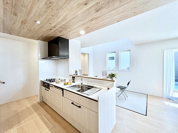 【ダイニングキッチン】リビングで遊ぶお子様を見守りながらお料理ができる対面キッチン。  