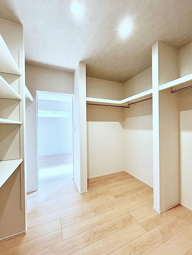 【ウォークインクローゼット】衣類をハンガーに掛けたまま収納できるWIC。衣類の整理整頓がしやすくて便利です！