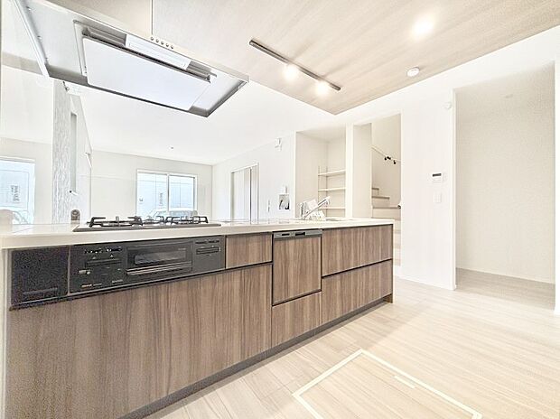 【ダイニングキッチン】リビングで遊ぶお子様を見守りながらお料理ができる対面キッチン。