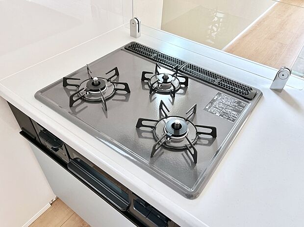 【Siセンサーコンロ】ガスコンロはSiセンサー搭載。火力調節や焦げ付き・消し忘れも防いでくれます。