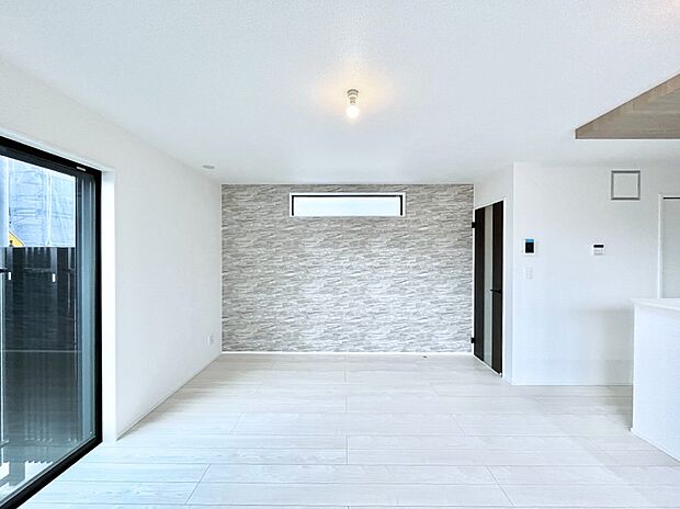 【リビングダイニング】アクセントクロスがオシャレ！家族団らんの時間が充実しそうなリビングダイニング！