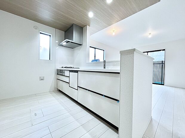 【ダイニングキッチン】爽やかな風が通り抜けるキッチン。窓があるので明るく換気にも役立ちます。