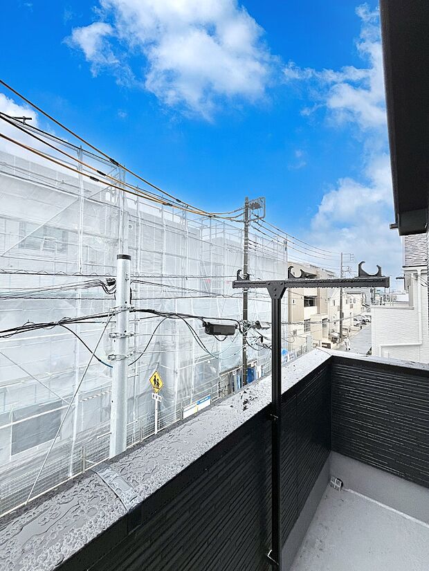 【バルコニー】ゆったりバルコニーだから沢山お洗濯ものを干せます。