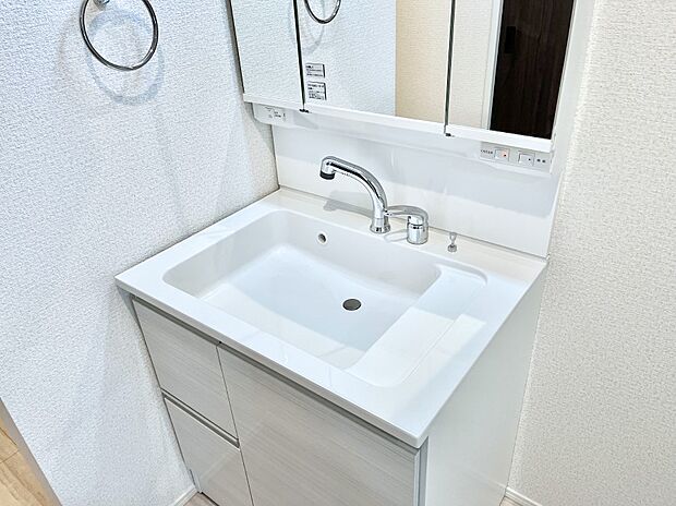 【シャワー水栓】ハンドシャワー付き！使いやすい洗面台。