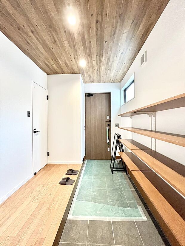 【玄関】明るい玄関はお客様をお出迎えするのにぴったりです！