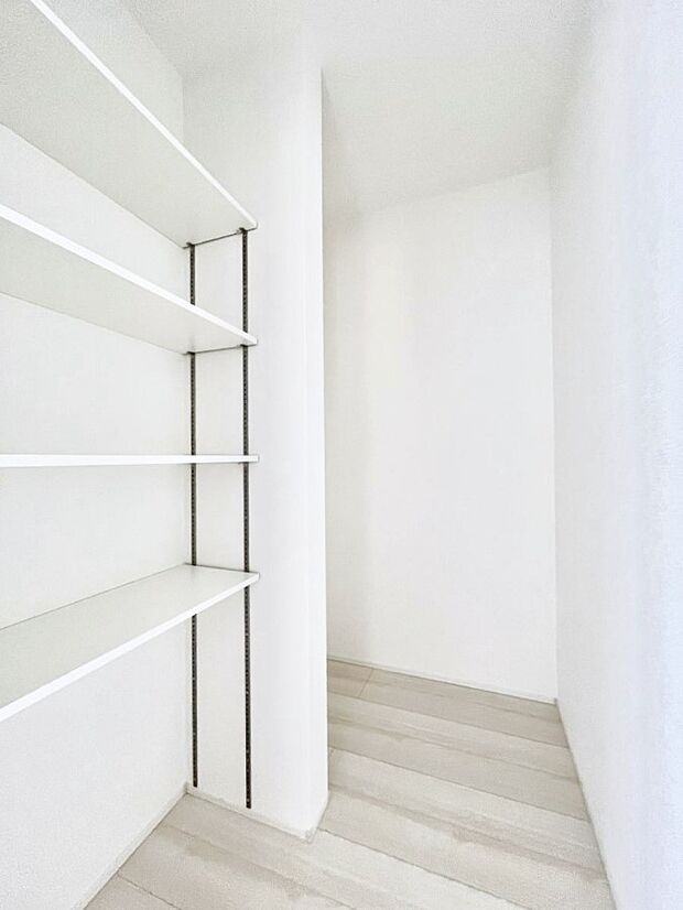 【リビング収納】リビング収納。ここに収納があると物が集まるLDKがスッキリ片付きそうですね。  