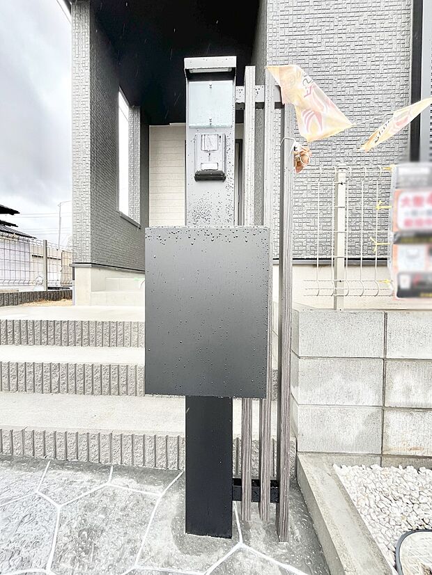 【その他現地】シンプルデザインのポスト。