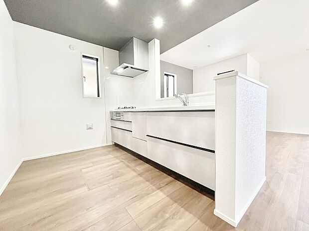 【ダイニングキッチン】爽やかな風が通り抜けるキッチン。窓があるので明るく換気にも役立ちます。