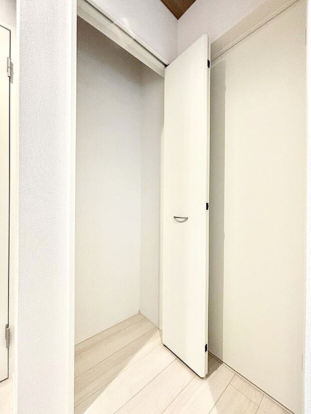 【玄関ホール収納】玄関ホール収納です。掃除道具やお出かけ用グッズの収納に便利です。