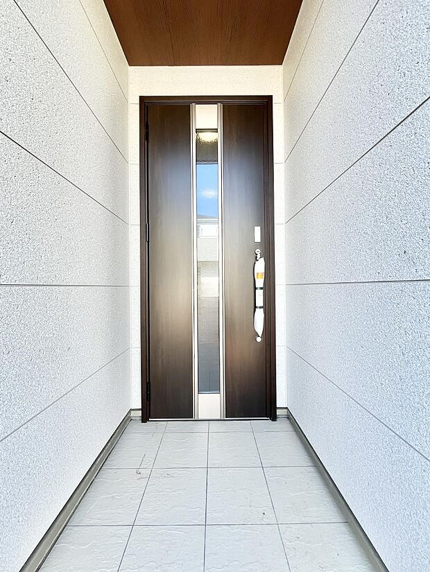 【玄関】玄関前は雨が降っても濡れにくい屋根付き