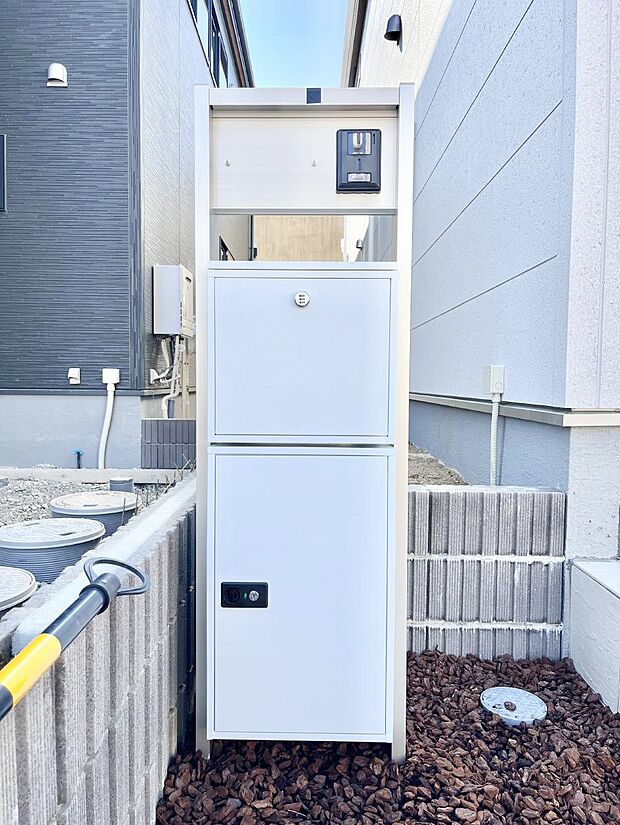 【その他現地】表札・インターホン・ポスト・宅配BOXをひとつに集約。エントランスになじむシンプルデザイン。