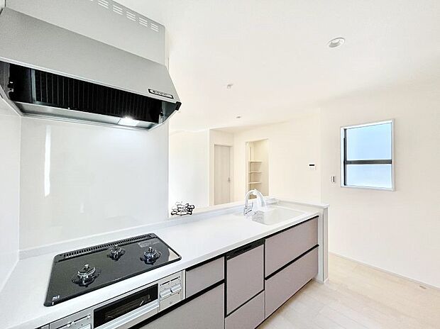 【ダイニングキッチン】料理をしながらご家族との会話を楽しめる対面カウンターキッチン