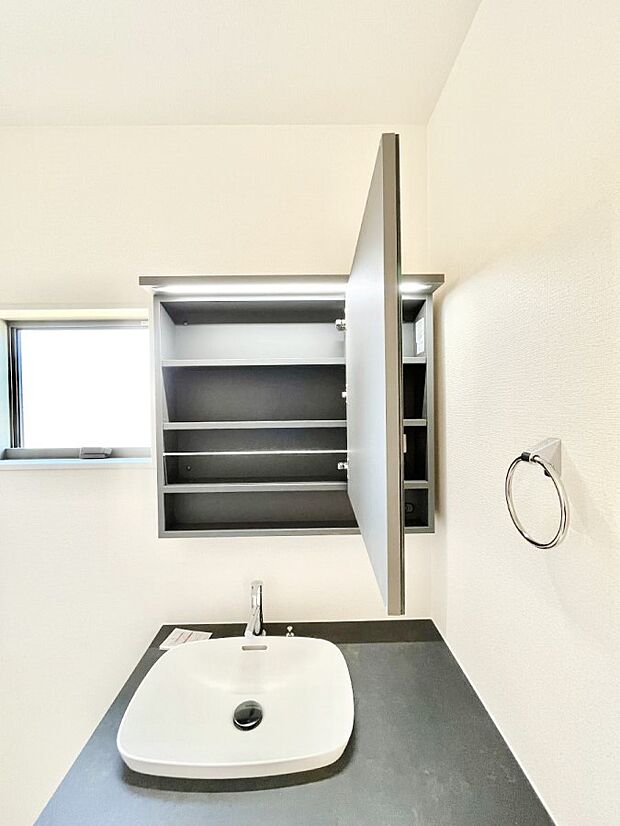 【三面鏡裏収納】鏡の裏に、化粧品や衛生用品などを収納可能。洗面台をすっきりと保ちます!