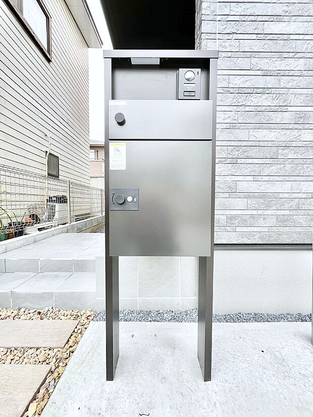 【その他現地】表札・インターホン・ポストをひとつに集約。エントランスになじむシンプルデザイン。