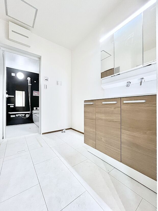 【脱衣場】清潔感のある快適空間です。毎日の身支度も気持ち良くお使い頂けます。 