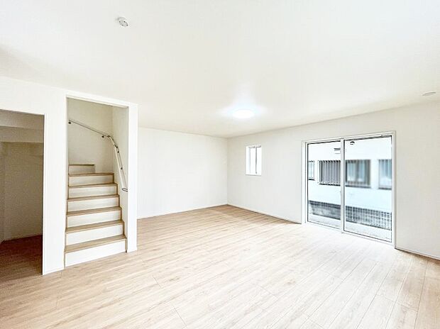 【リビングダイニング】明るい陽光が注ぎ、寛ぎの雰囲気に満たされるリビング・ダイニング。 