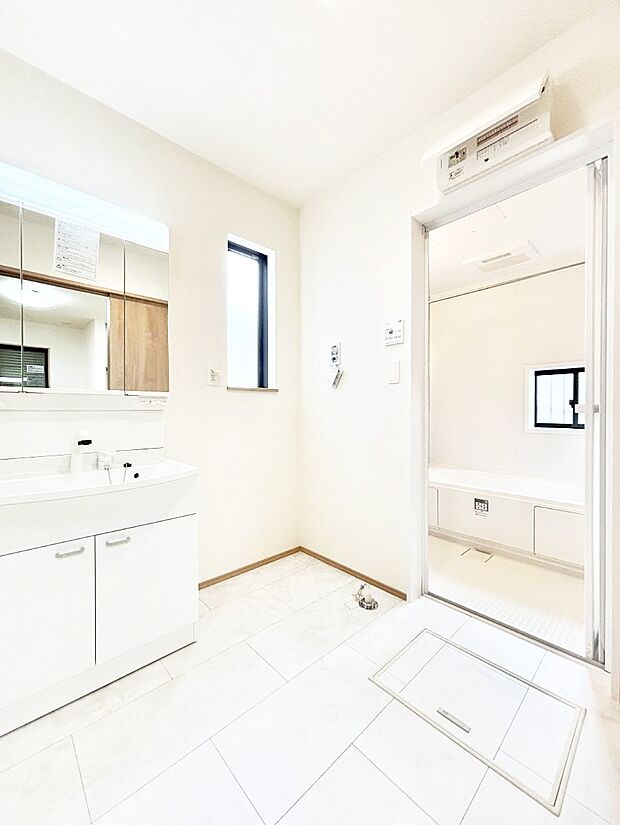 【脱衣場】身支度もスムーズにおこなえる脱衣場。