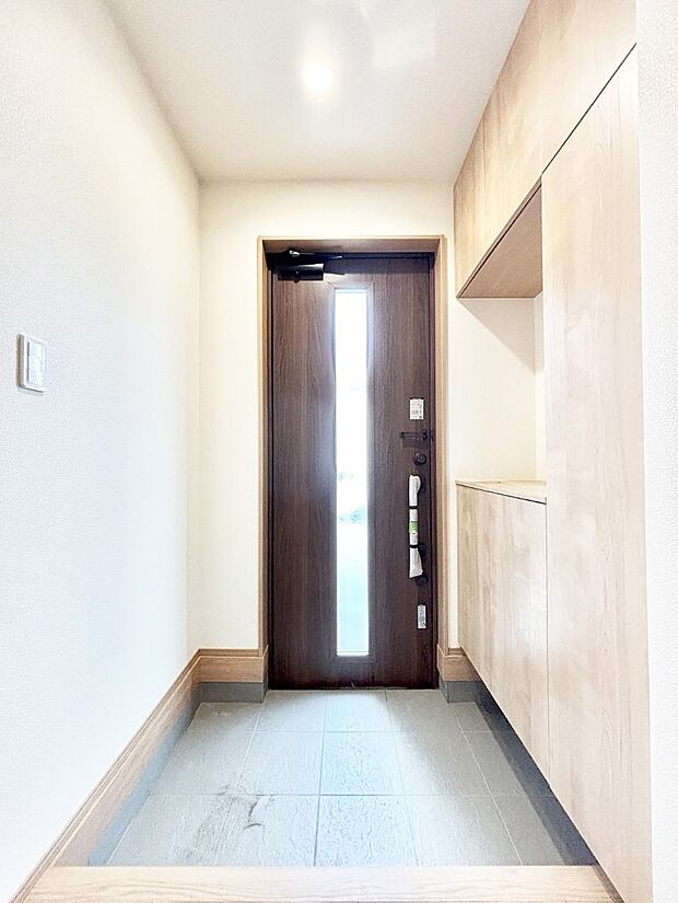 【玄関】明るい玄関はお客様をお出迎えするのにぴったりです!