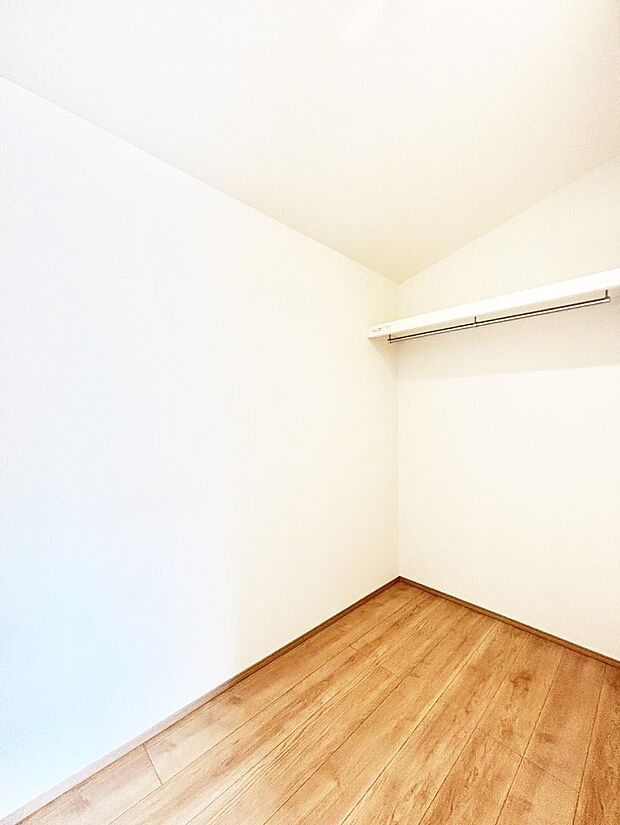 【ウォークインクローゼット】ウォークインクローゼット付きで生活空間を広く利用できます。