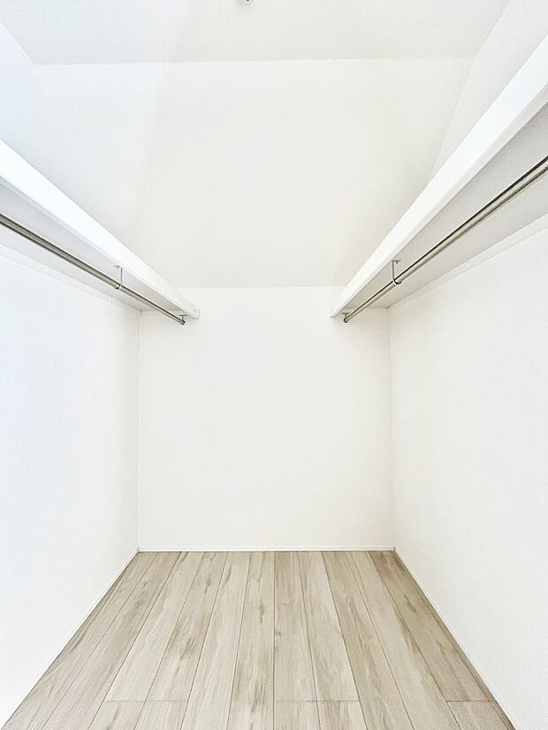 【ウォークインクローゼット】ウォークインクローゼットの活用で生活空間スッキリ