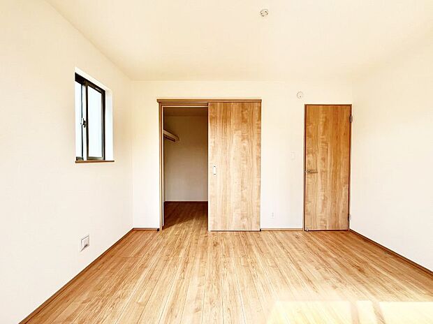 【寝室】ウォークインクローゼットがあるお部屋。季節ごとの入れ替えも不要で便利です！