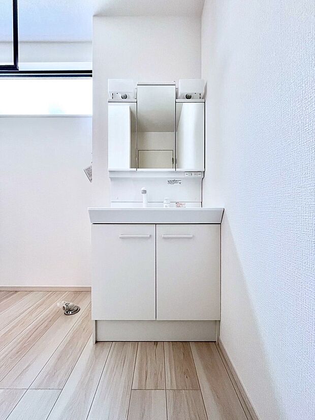 【洗面台・洗面所】大きく見やすい三面鏡で清潔感ある洗面台は、身だしなみチェックや肌のお手入れにおすすめです。 