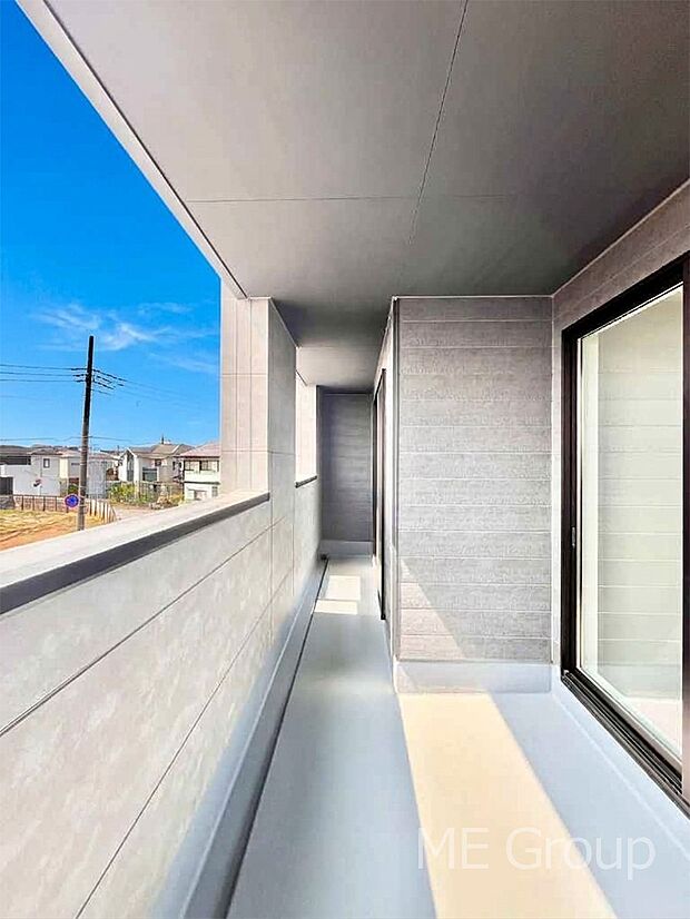 【バルコニー】上部に屋根がかかっているので急な雨の時にも安心です。 