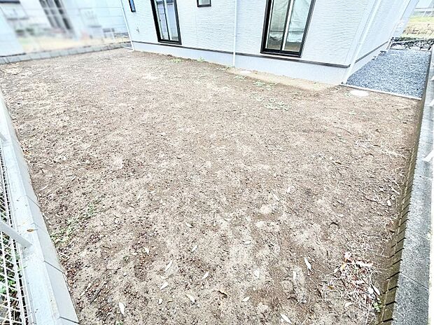 【庭】お子様の遊び場やガーデニングスペースとして様々な使い方ができますね。