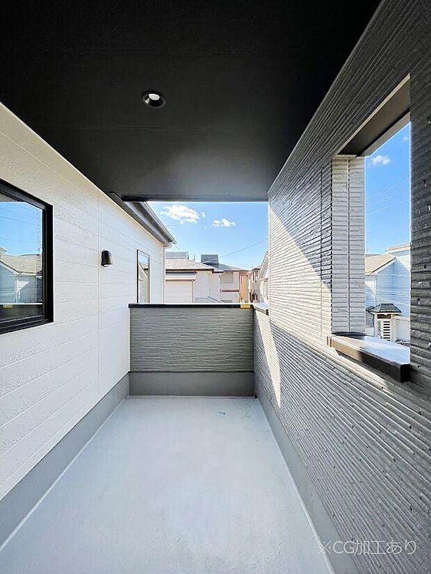 【バルコニー】上部に屋根がかかっているので急な雨の時にも安心です。 