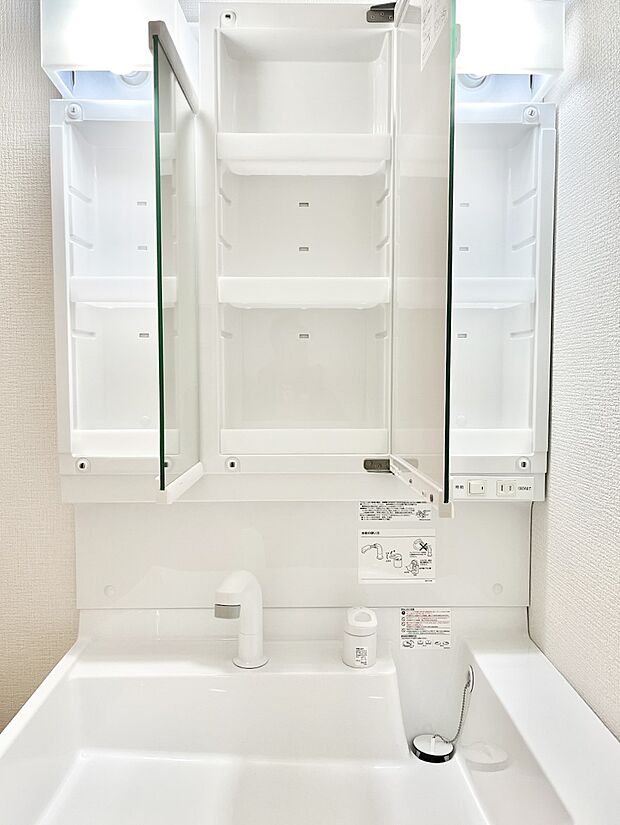 【三面鏡裏収納】三面鏡の裏に、化粧品や衛生用品などを収納可能。洗面台をすっきりと保ちます！