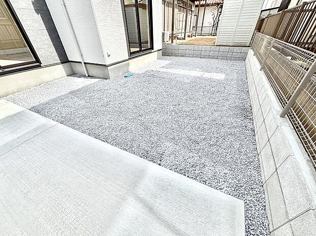 【庭】プランターを並べて季節のお花を楽しめるお庭付き。