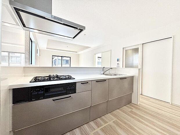 【ダイニングキッチン】料理をしながらでもご家族との会話を楽しめる対面キッチン