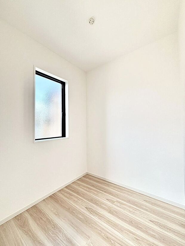 【ウォークインクローゼット】ウォークインクローゼット付きで生活空間を広く利用できます。