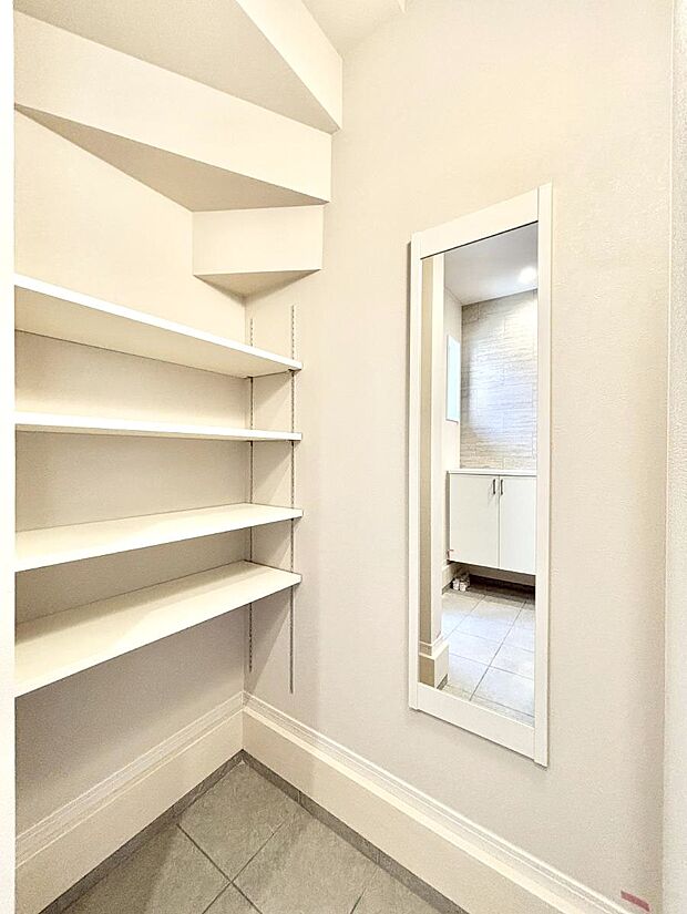 【収納】シューズインクローク付き！雨具やベビーカーも置けます。