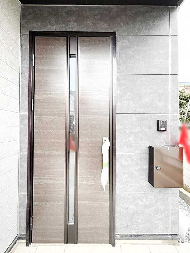 【玄関】住まいの顔を演出する、玄関ドア。