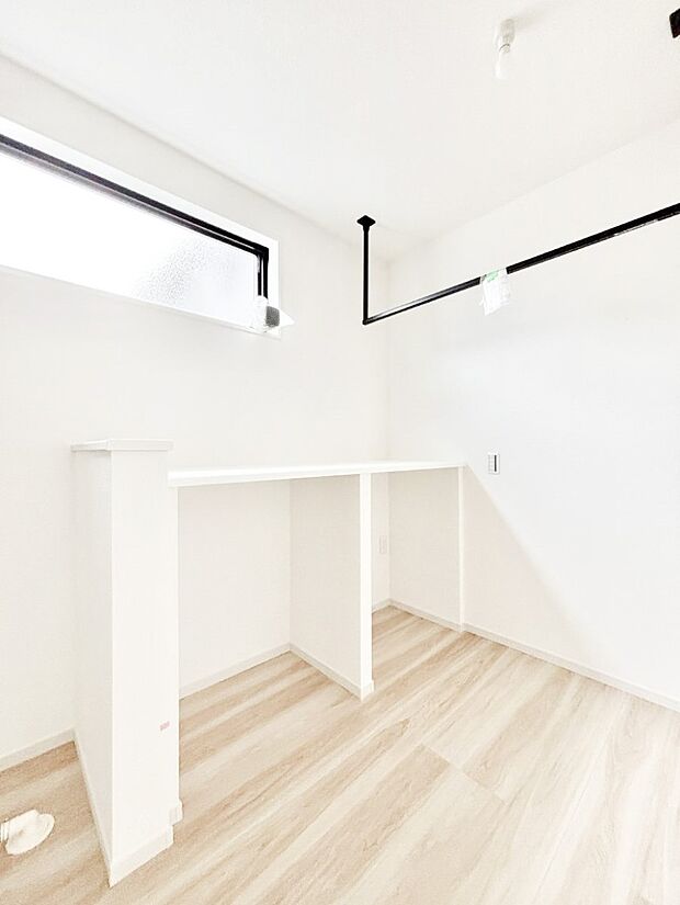 【ランドリールームカウンター】洗濯物を干したり、衣類をたたんだりできるカウンター付きのランドリールーム!