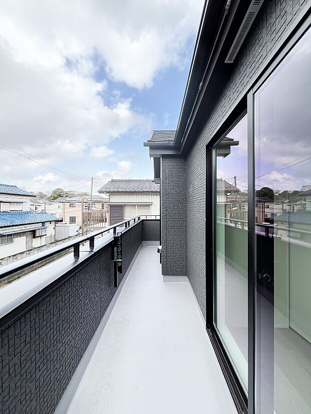 【バルコニー】暖かな陽光が降り注ぐバルコニーはお洗濯におすすめ。爽やかな風も心地よいです。