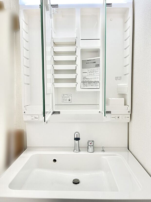 【三面鏡裏収納】三面鏡の裏に、化粧品や衛生用品などを収納可能。洗面台をすっきりと保ちます！