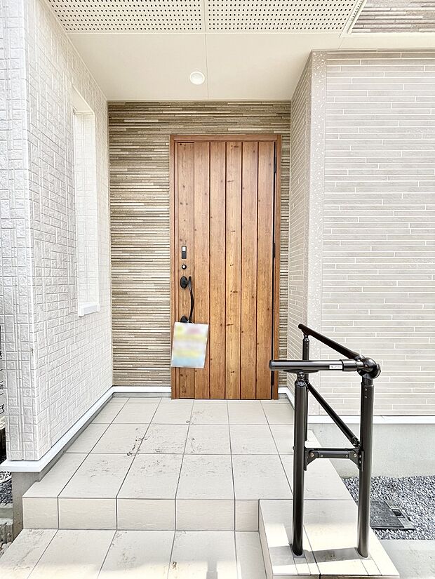 【玄関】大切な家族、来客を出迎える玄関。玄関前は屋根付きで雨が降っていても濡れにくいです。